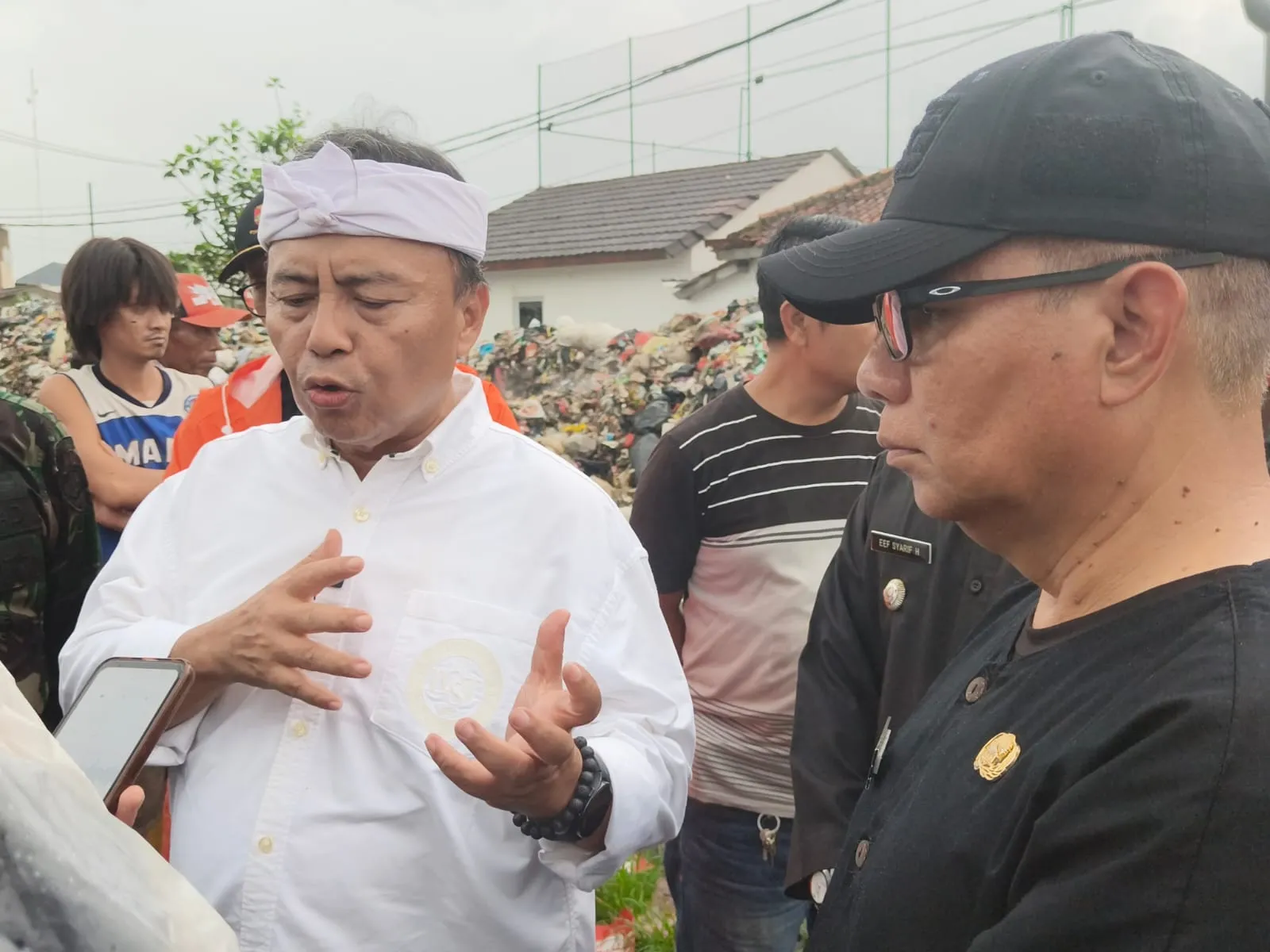 Pemprov Jabar Kerahkan Alat Berat Atasi “Lautan Sampah” di Jalan Pasar Baleendah